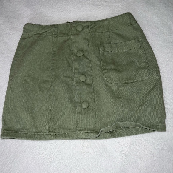 Olive mini skirt. - Picture 1 of 1